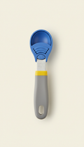 Adjustable measuring spoon with slider